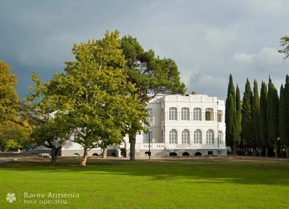 Chateau mukhrani. Шато Мухрани Тбилиси. Усадьба Шато Мухрани Грузия. Шато Мухрани винодельня. Шато Мухрани виноградники.