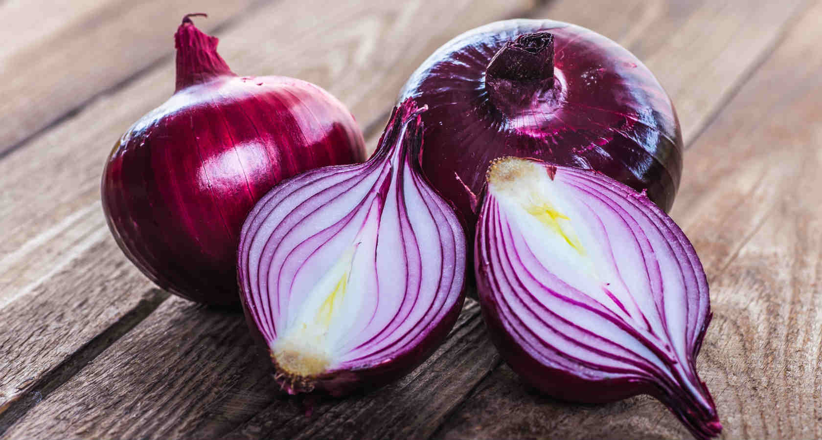 Фиолетовый лук обладает более мягким и сладким вкусом по сравнению с белым луком. Он также обладает гораздо более нежной текстурой и менее резким запахом. Благодаря своим вкусовым качествам и яркому цвету, фиолетовый лук становится все более популярным ингредиентом в различных блюдах и салатах.