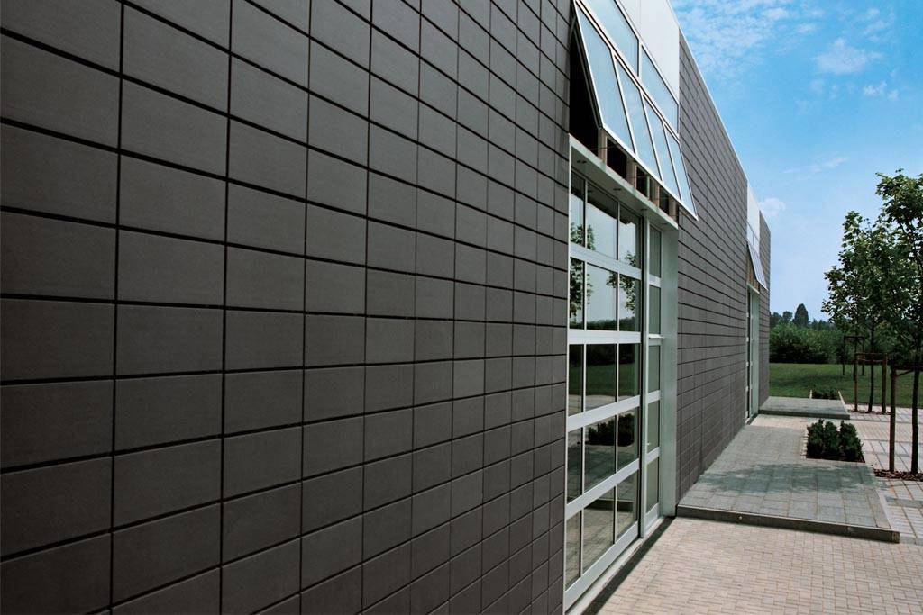 Фасад из вентилируемыхх керамогранитных плит от компании 101 Group