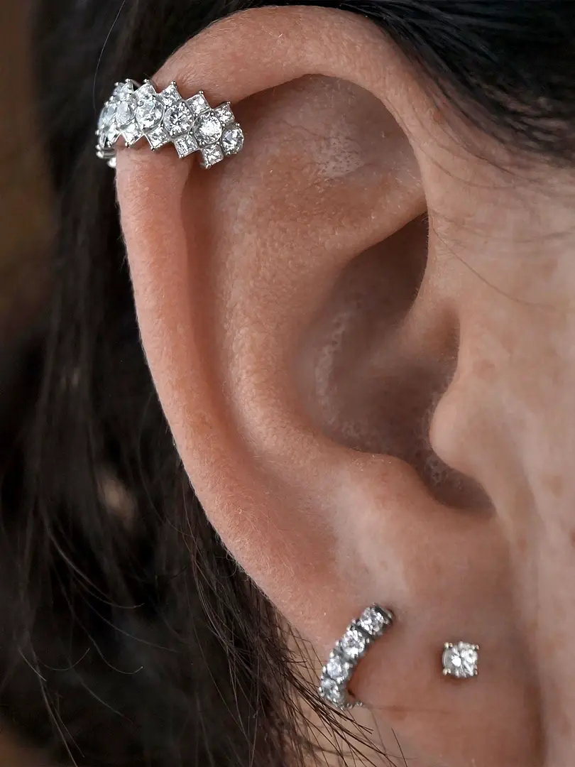 Заживший прокол Хеликс крупным планом