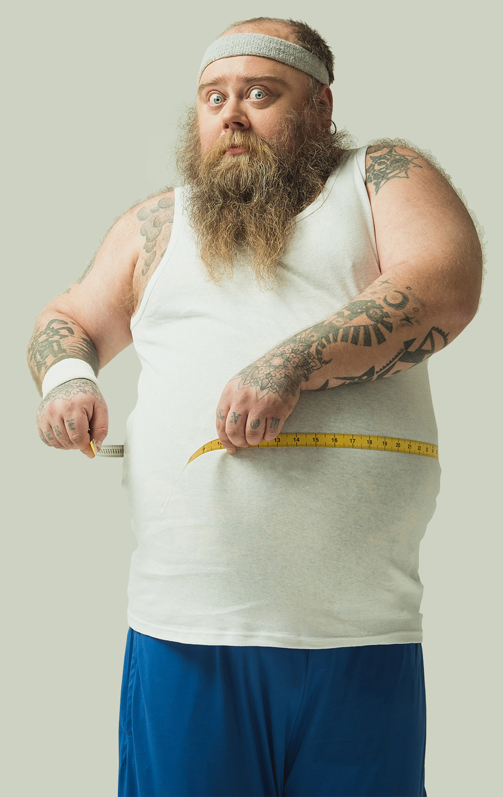 Пухлый в майке замеряет себе охват живота