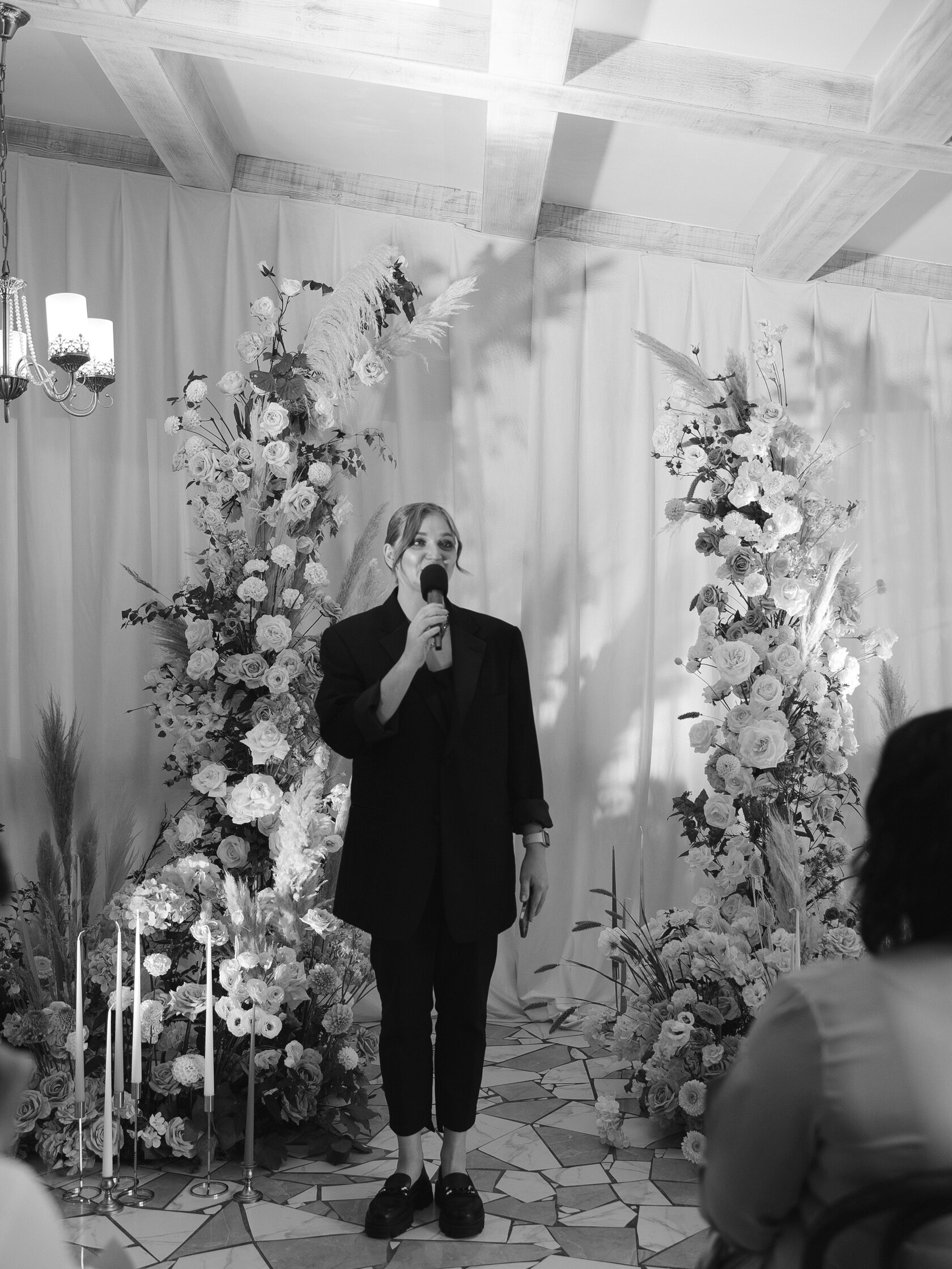 ведущая свадеб и свадебных церемоний красивая стильная