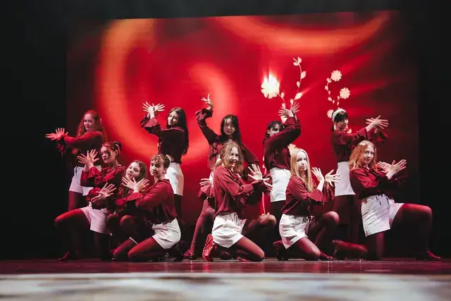 K-pop команда VYSOTA исполняет синхронную хореографию