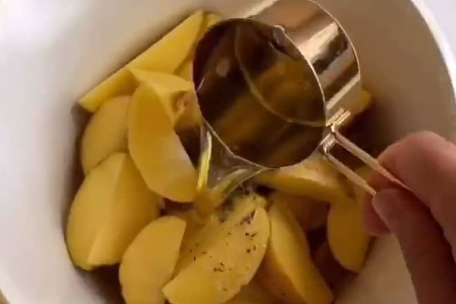 Приготовление картофеля по-деревенски дольками в духовке: шаг 3