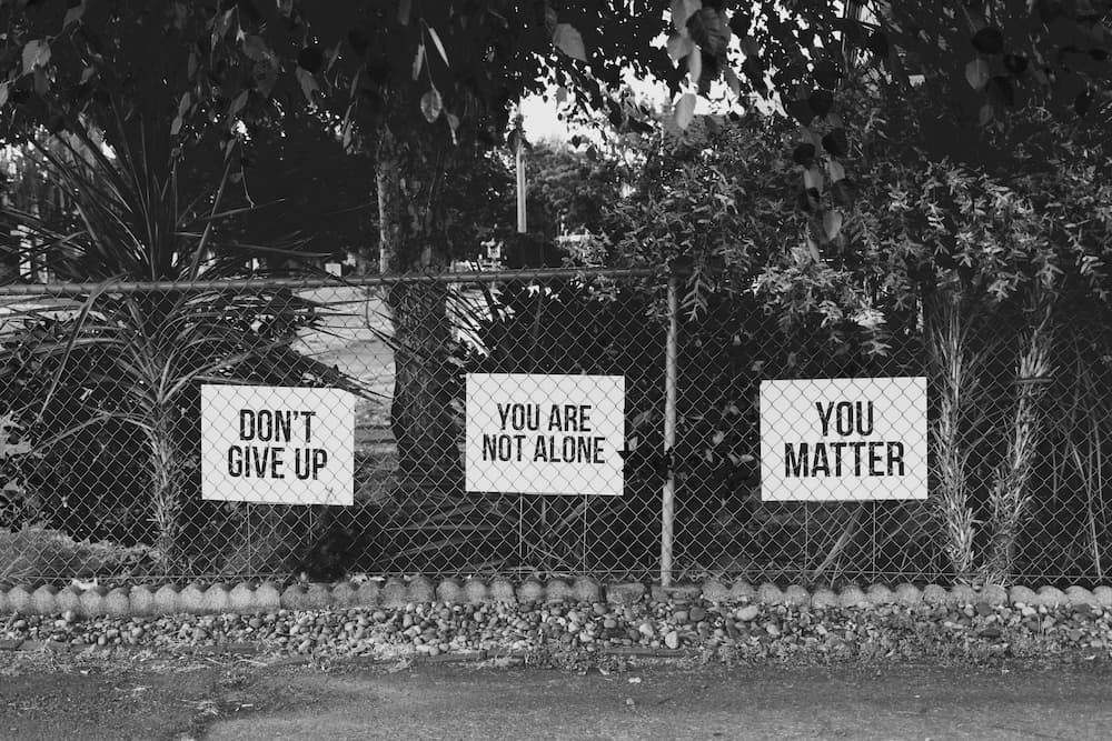 спина монаха во время практики медатиции