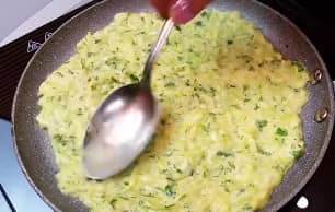 Приготовление кабачкового торта с помидорами, сыром и чесноком: шаг 11