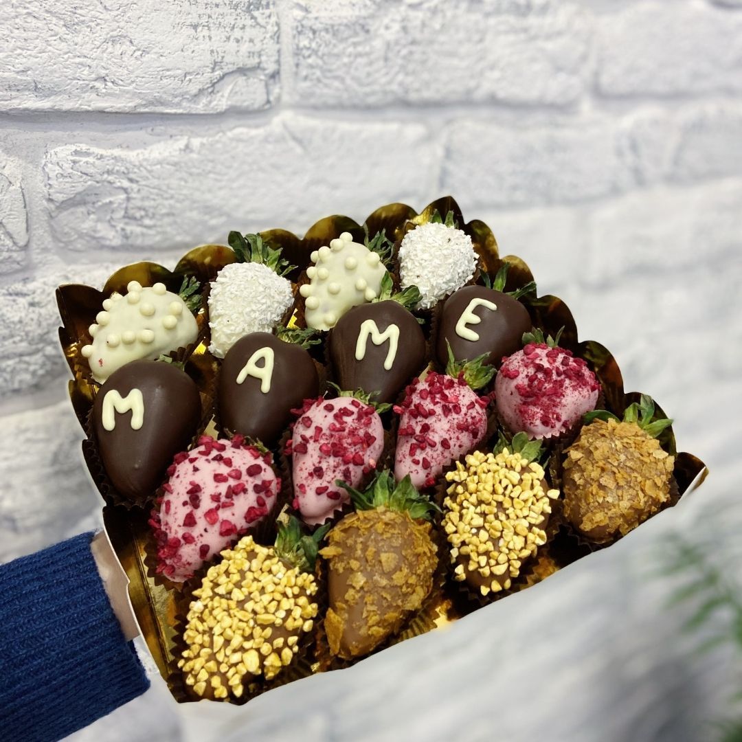 Коробка с ягодами в шоколаде на день матери