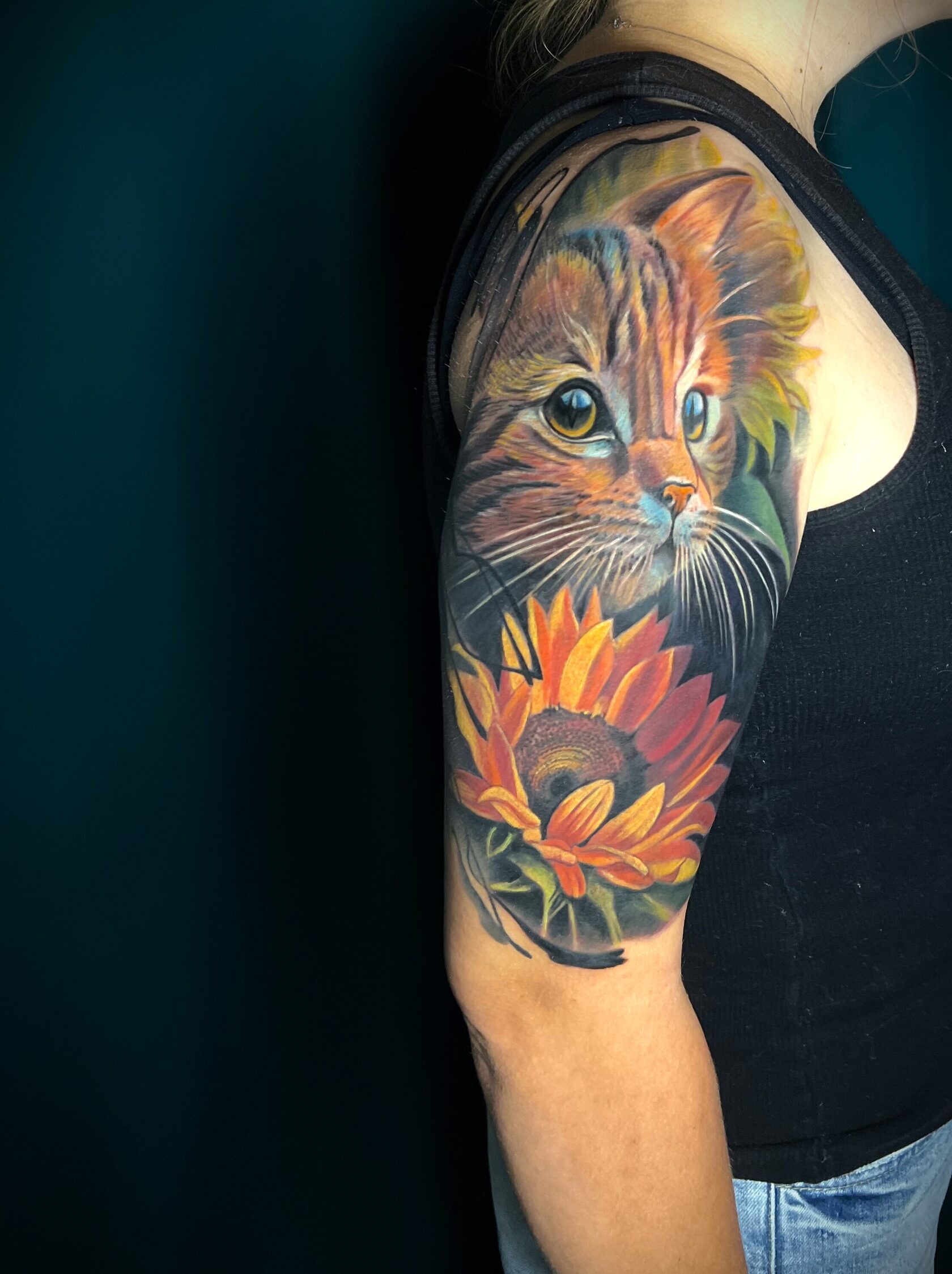 Татуировка кошка на руке, кошка и подсолнух тату, цветное тату с котенком