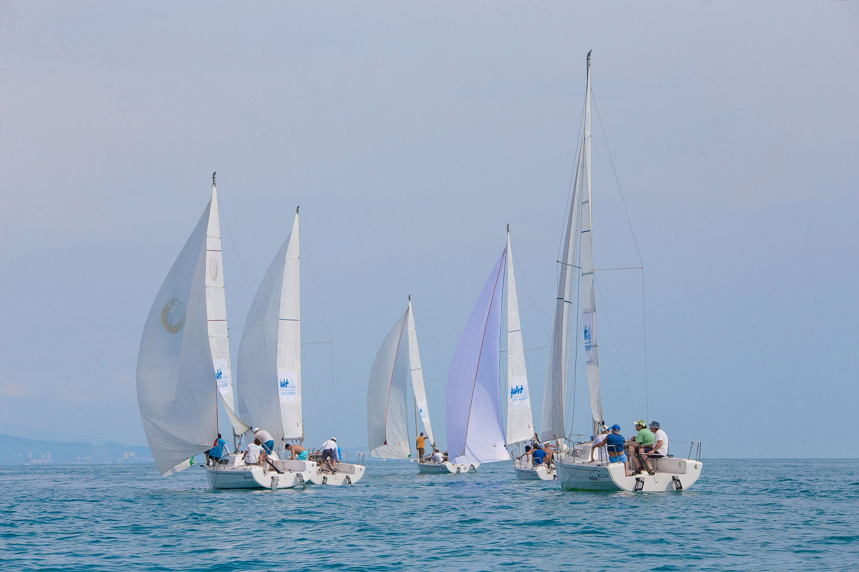 Catana 45 катамаран. яхт клуб капитан. самый быстроходный парусный корабль. сочи желтое парусное судно. парусная 10 сочи фотографии.