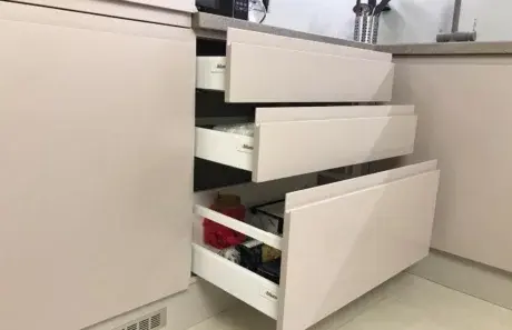 Многофункциональная кухня Пикардия с фурнитурой Blum