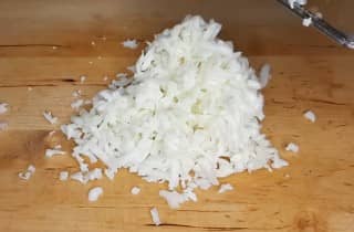 Приготовление салата «Дамский каприз» с курицей и ананасом слоями: шаг 4