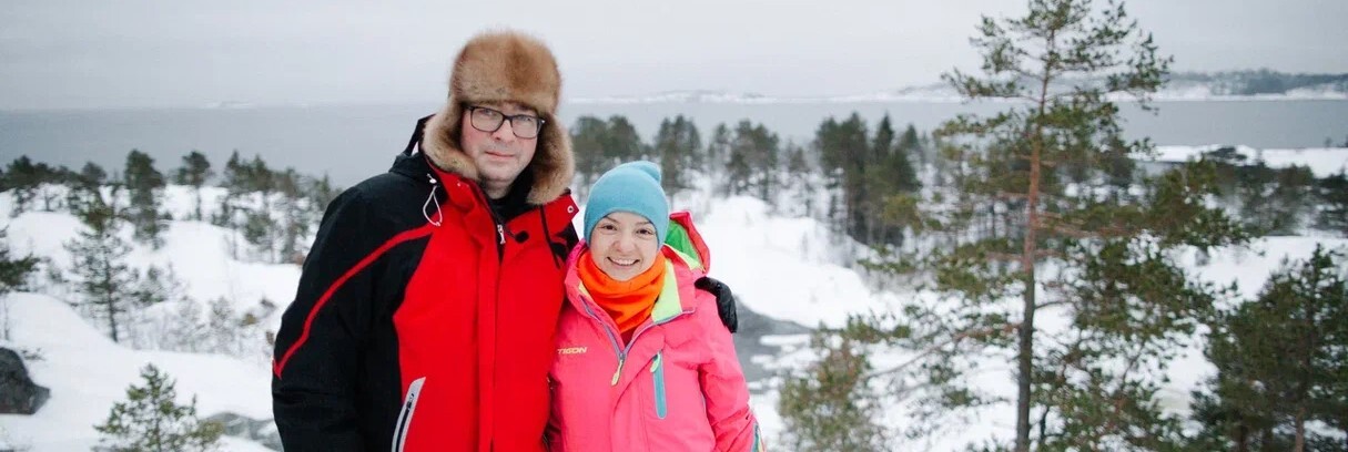 Туристы на скале Хауккариутта на острове Хавус, вид на зимние Ладожские шхеры