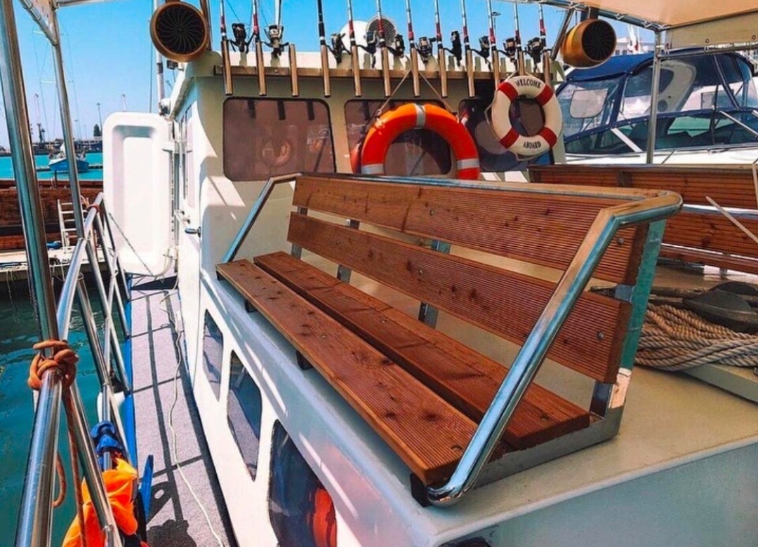 Морские прогулки в абхазии. Катер Адмирал. Морская рыбалка в Адлере. Катера для морской рыбалки. Морская прогулка Адлер.