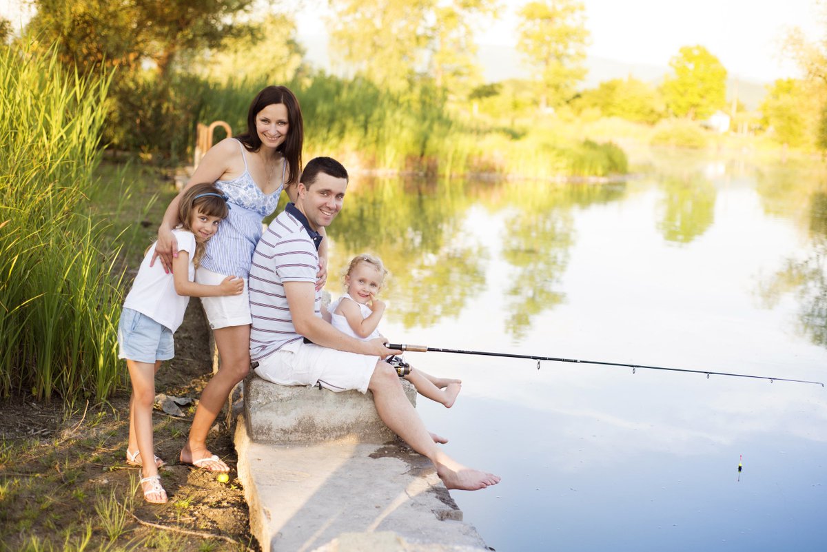 Своими семью озерами. Семья на рыбалке. Счастливая семья на озере. Семейная рыбалка. Семья на озере.