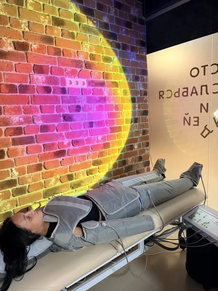 Процедура прессотерапии в студии EM SPACE, Красногорск