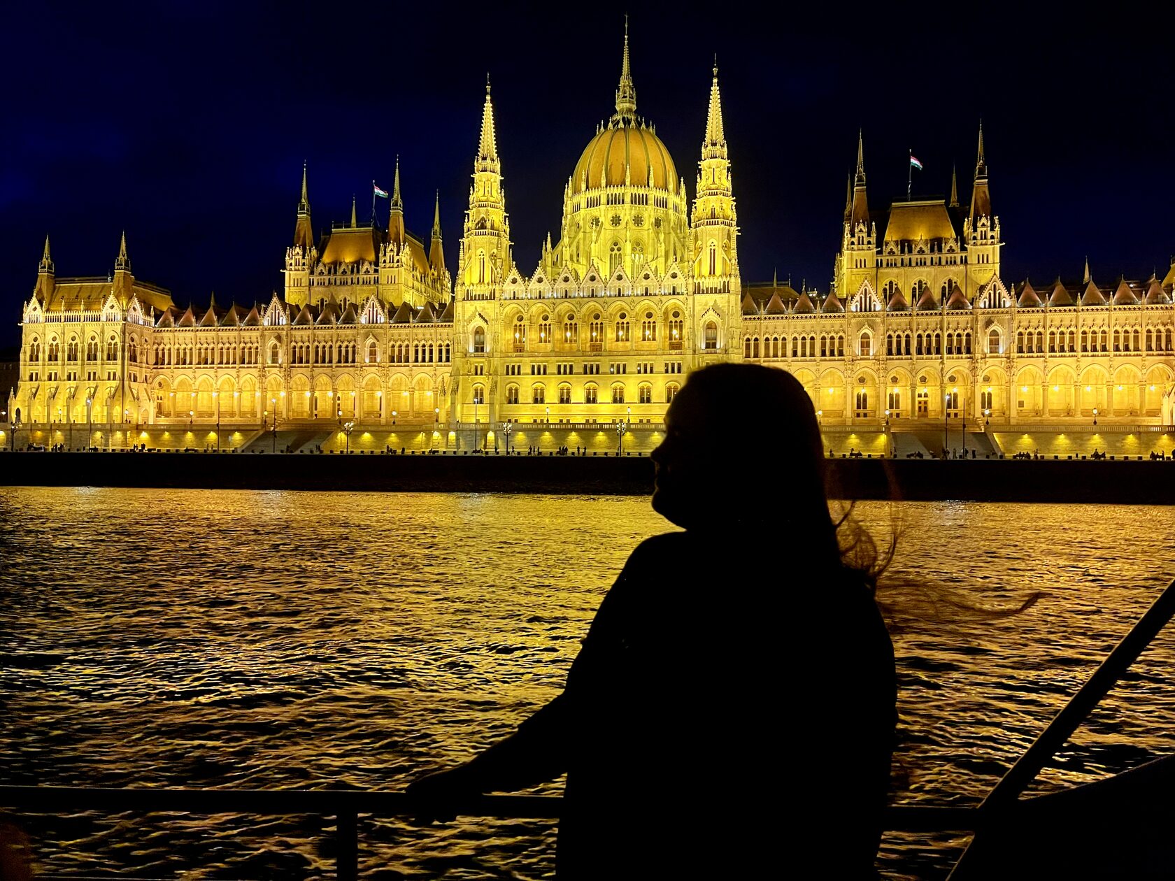 Снимка пред парламента на Рая Аламурова на круиз по Дунав, част от нейното пътуване до Будапеща, Унгария  