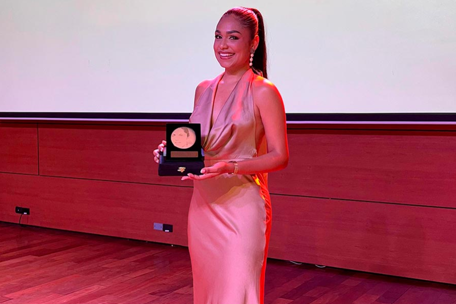 Egresada Sergista recibe el premio  Nacional de periodismo Silva Galvis 2025