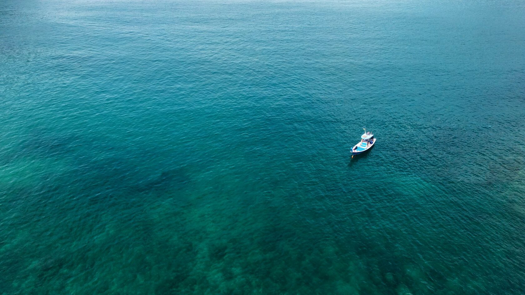 Парусная яхта в открытом море Пхукета — бирюзовая вода, солнечный свет, простор