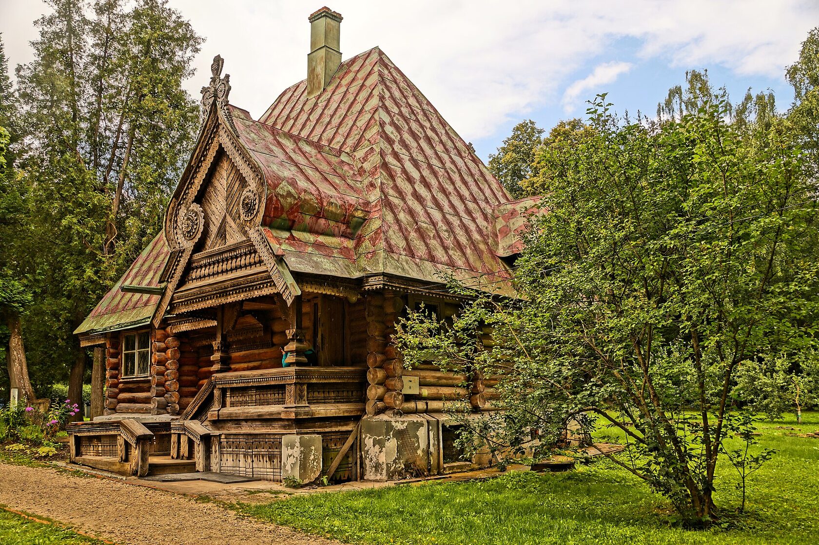 Баня-теремок в Абрамцеве, построенная И. П. Ропетом в 1877–1878 годах, общий вид резного бревенчатого фасада