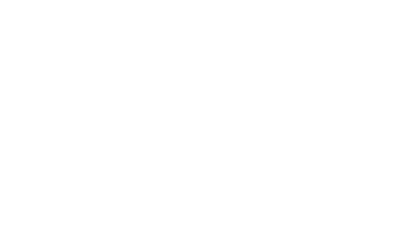 Девушки стоят на горнолыжном склоне