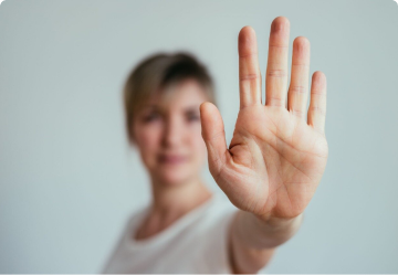 женщина останавливает насилие рукой