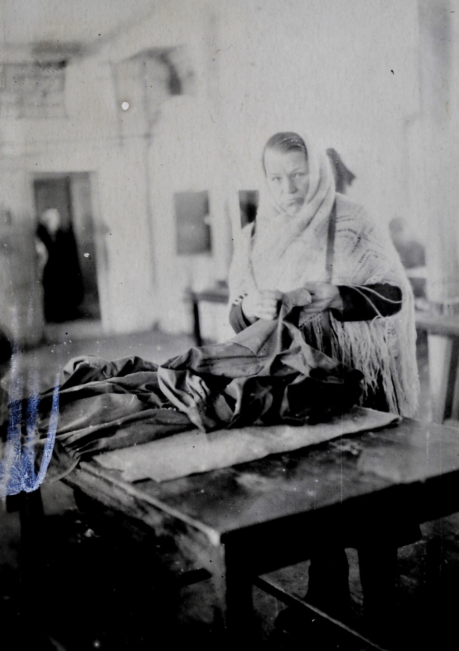 Мать четырех фронтовиков Малкова за пошивом одежды (г. Красноуфимск). [1943 г.] 