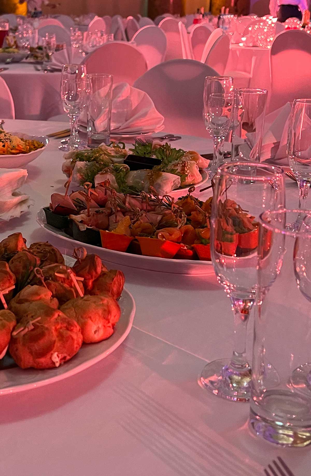 банкетный стол с закусками и напитками