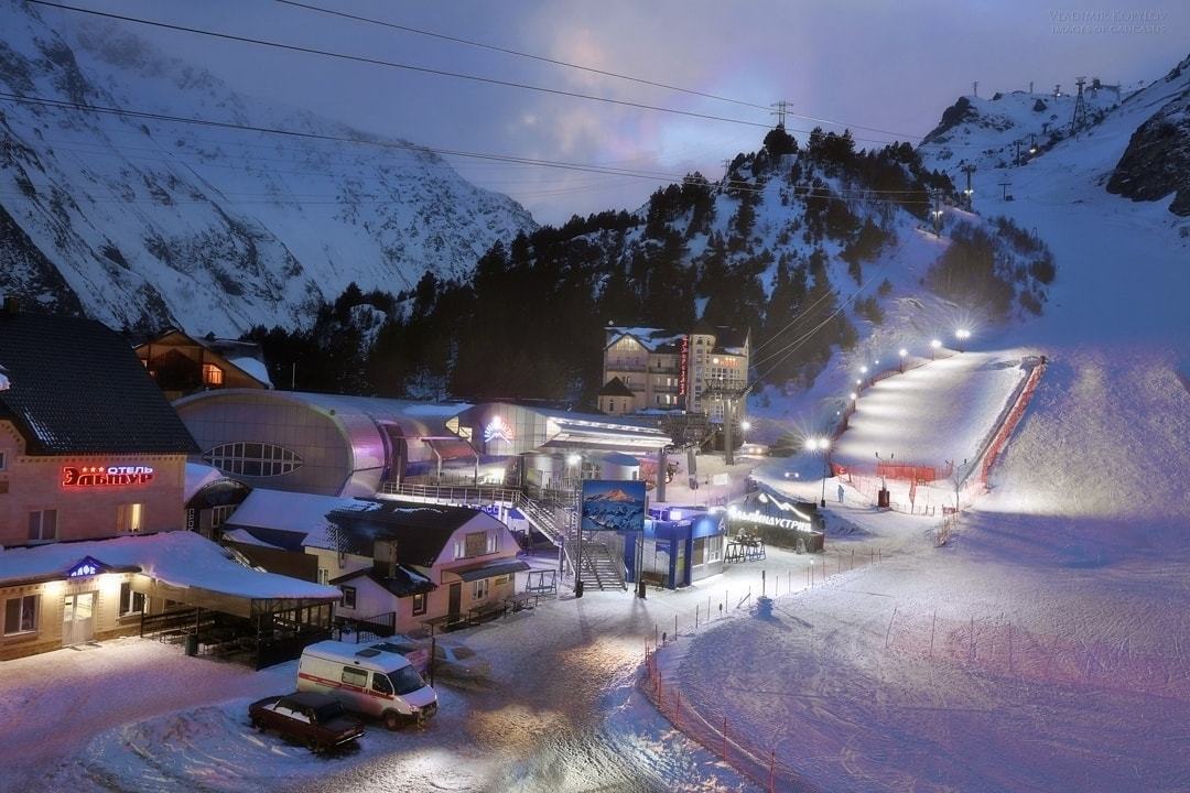 Эльбрус резорт. Кабардино Балкария Поляна Азау. Кабардино Балкария Азау горнолыжный курорт. Поляна Азау зима. Курорт Эльбрус, Поляна Азау.