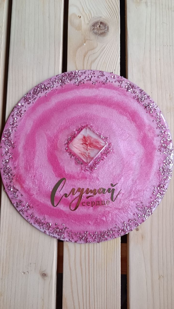 Алтарь со свечами и камнями