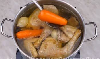 Приготовление холодца из свинины, говядины и курицы: шаг 9