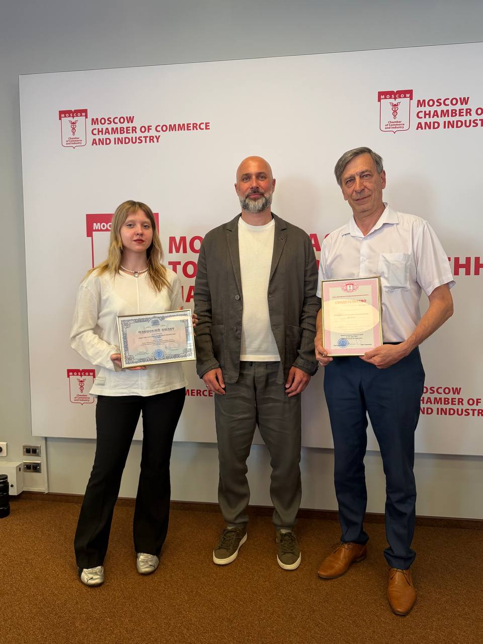 Вручение свидетельства о членстве в МТПП