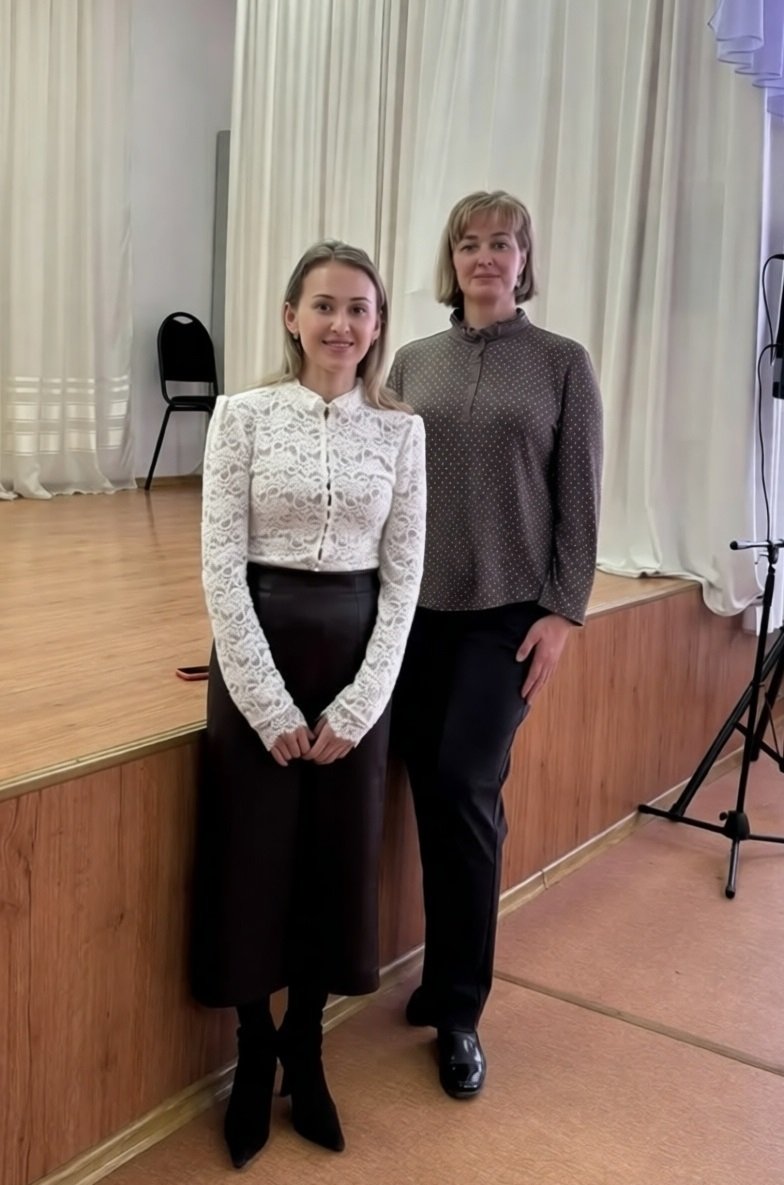 Альфия Рамилевна Усманова, основатель центра PRONEURO, с педагогом Татаро-Каргалинской школы