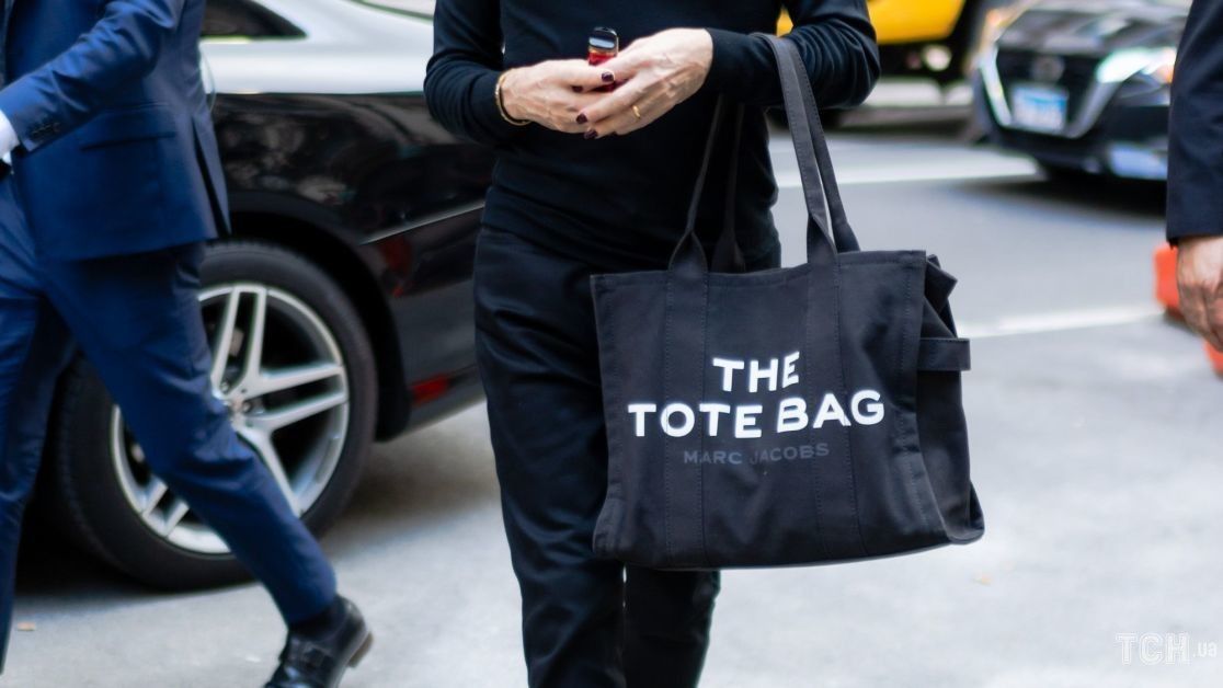 Уличный образ с чёрной Marc Jacobs The Tote Bag