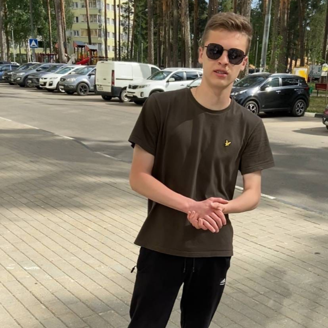 Симонов Михаил — ученик репетитора по подготовке к ЕГЭ в Раменском, поступил в РЭУ им. Плеханова на менеджмент