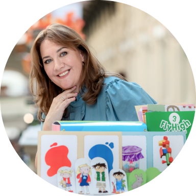 Основательница студии и профессиональный методист со стажем более 15 лет Юлия Александровна Жирнова создаёт и внедряет новые методики обучения, а также поддерживает и курирует работу преподавателей