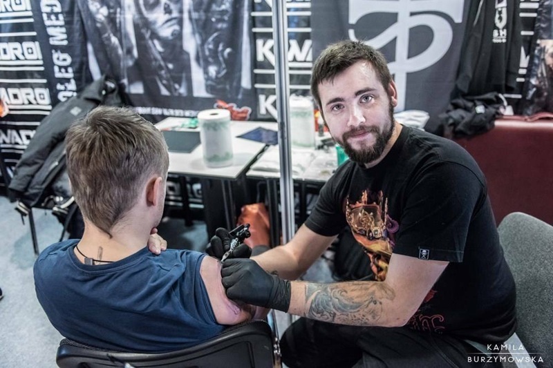 Andrey Kolbasin working on a client at his booth during Inkmania in Belgium 612