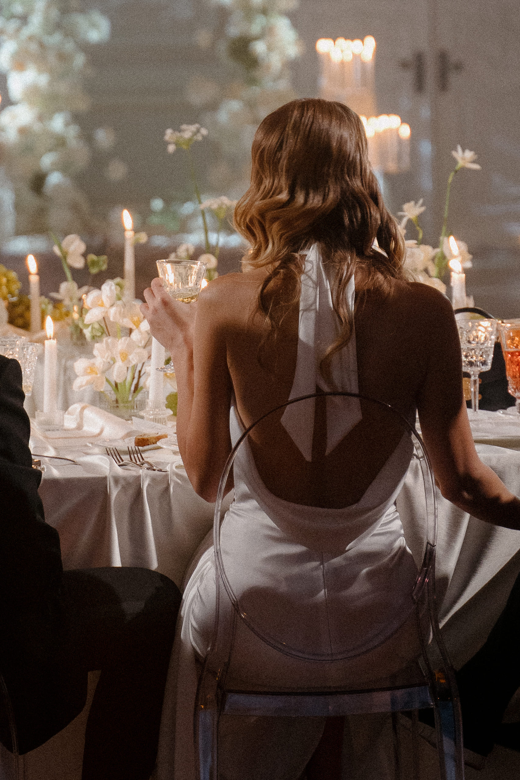 банкетный зал оформленный белой флористикой 