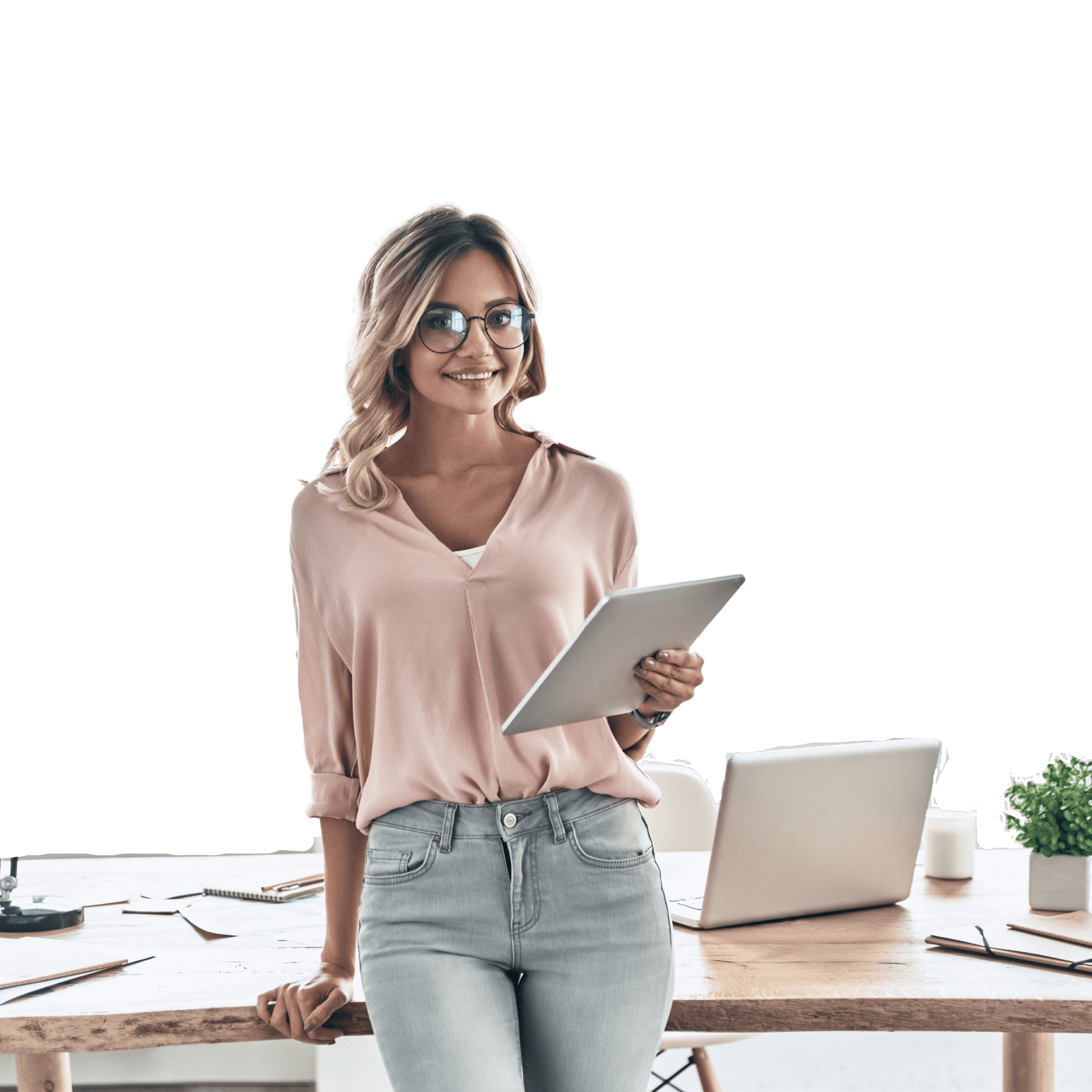 Милая девушка в очках, за столом и с планшетом в руках. 