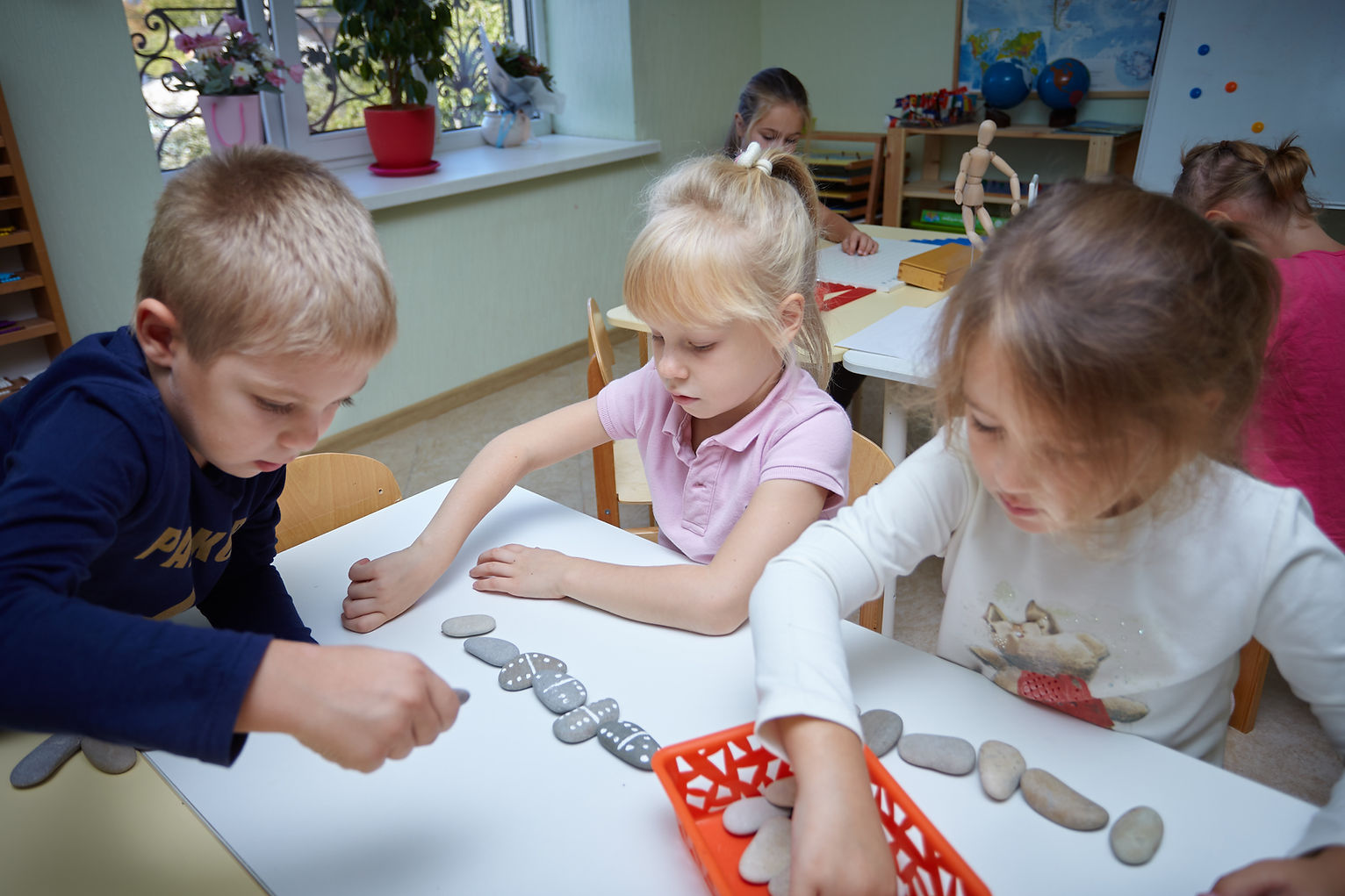 Игры с водой в ясельной группе. Реджио педагогика в детском саду. Ранний возраст в детском саду. Кружодля детейк. Творческие занятия для детей.