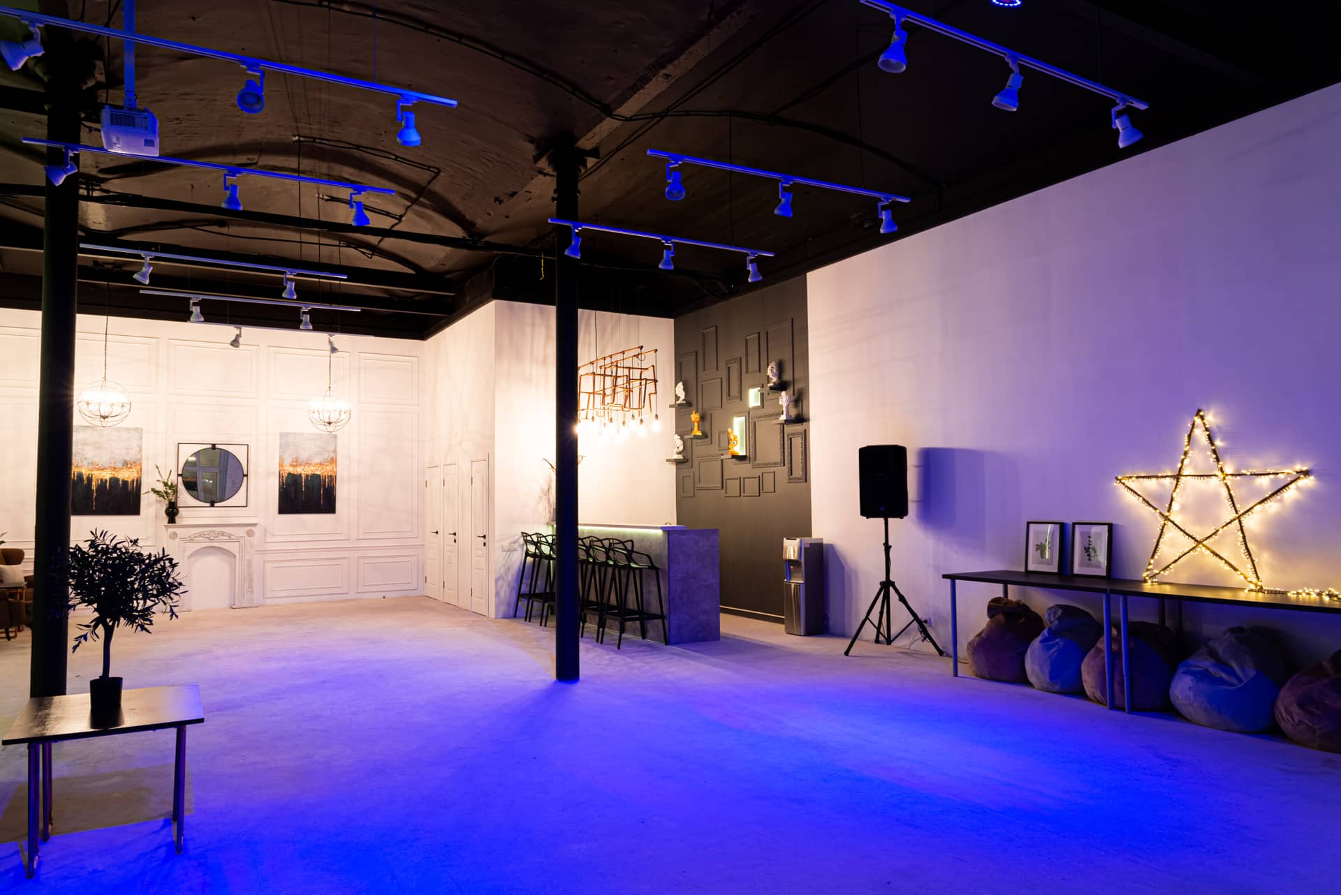 Смарт лофт. Клевер кулинарная студия клевер. Студия клевер на тульской. Студия с кухней ресторана для съемок москва. Клевер лофт холодильный.