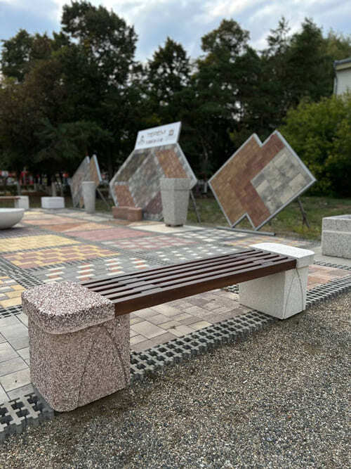 Скамейка длинная на гранитных ножках, сиденье из деревянных реек