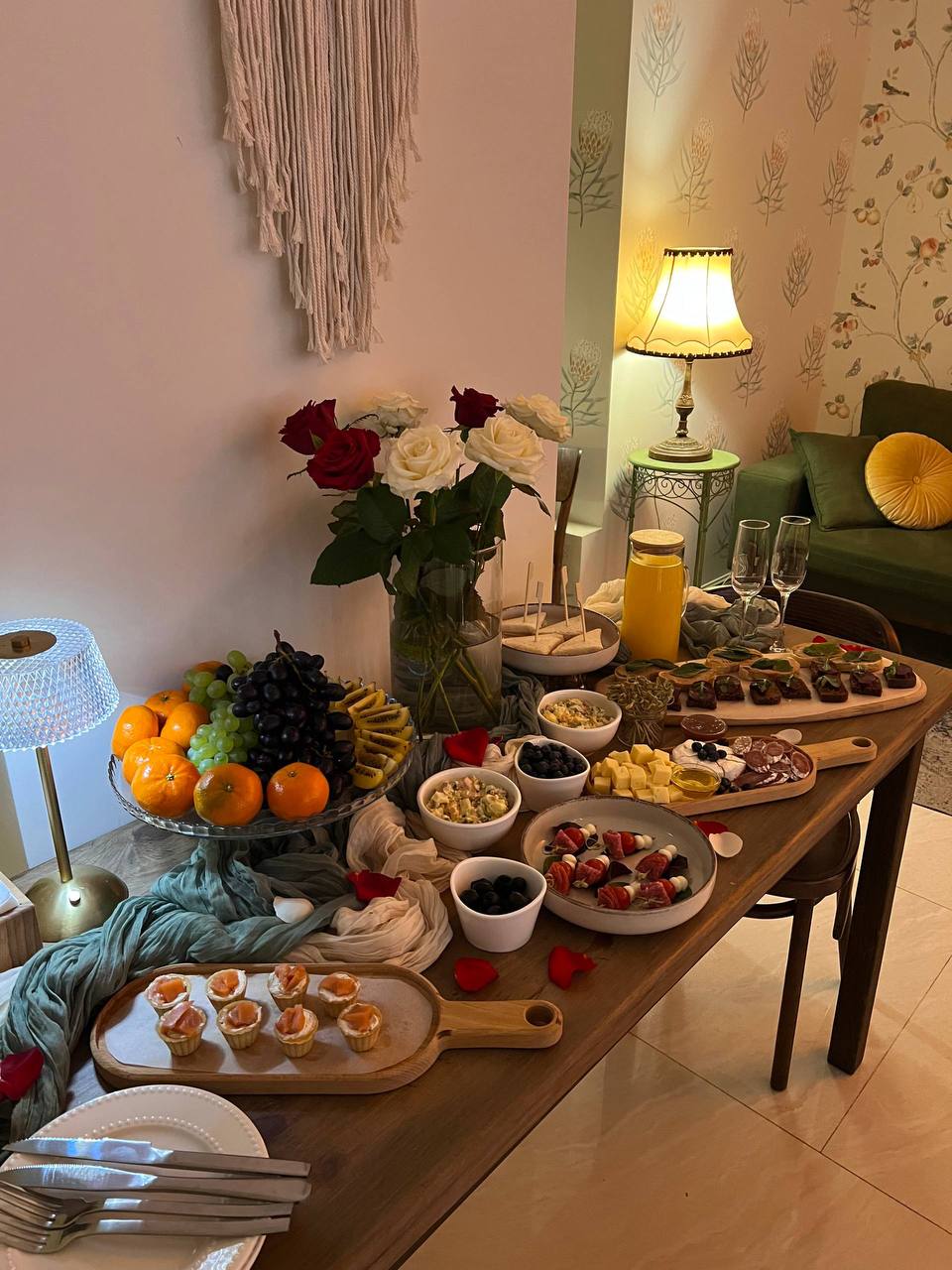 Фуршет My Hygge Place с тарталетками, брускеттами, сыром, фруктами и напитками