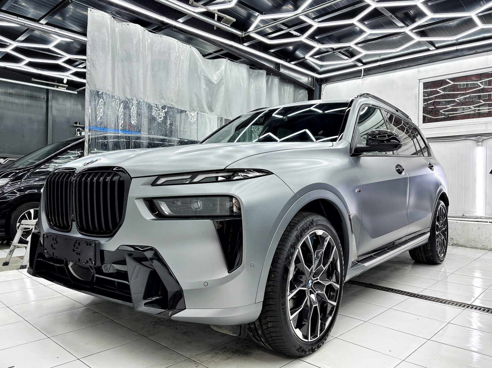 BMW X7: Матовая плёнка, антихром и уход за салоном