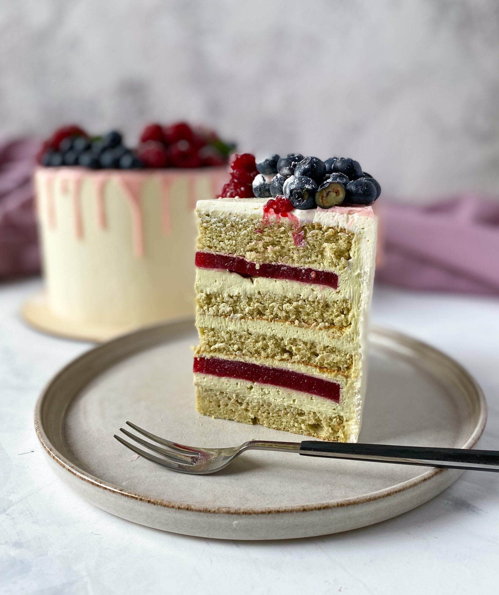 Конфи для торта. Ягодный торт с фисташкой. Торт Mummy's Cake малина с фисташкой. Pistachio Raspberry Cakes. Торт Технопарк.