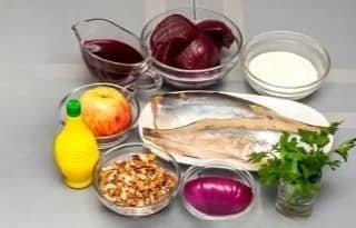 Приготовление салата из свеклы и селедки: шаг 1