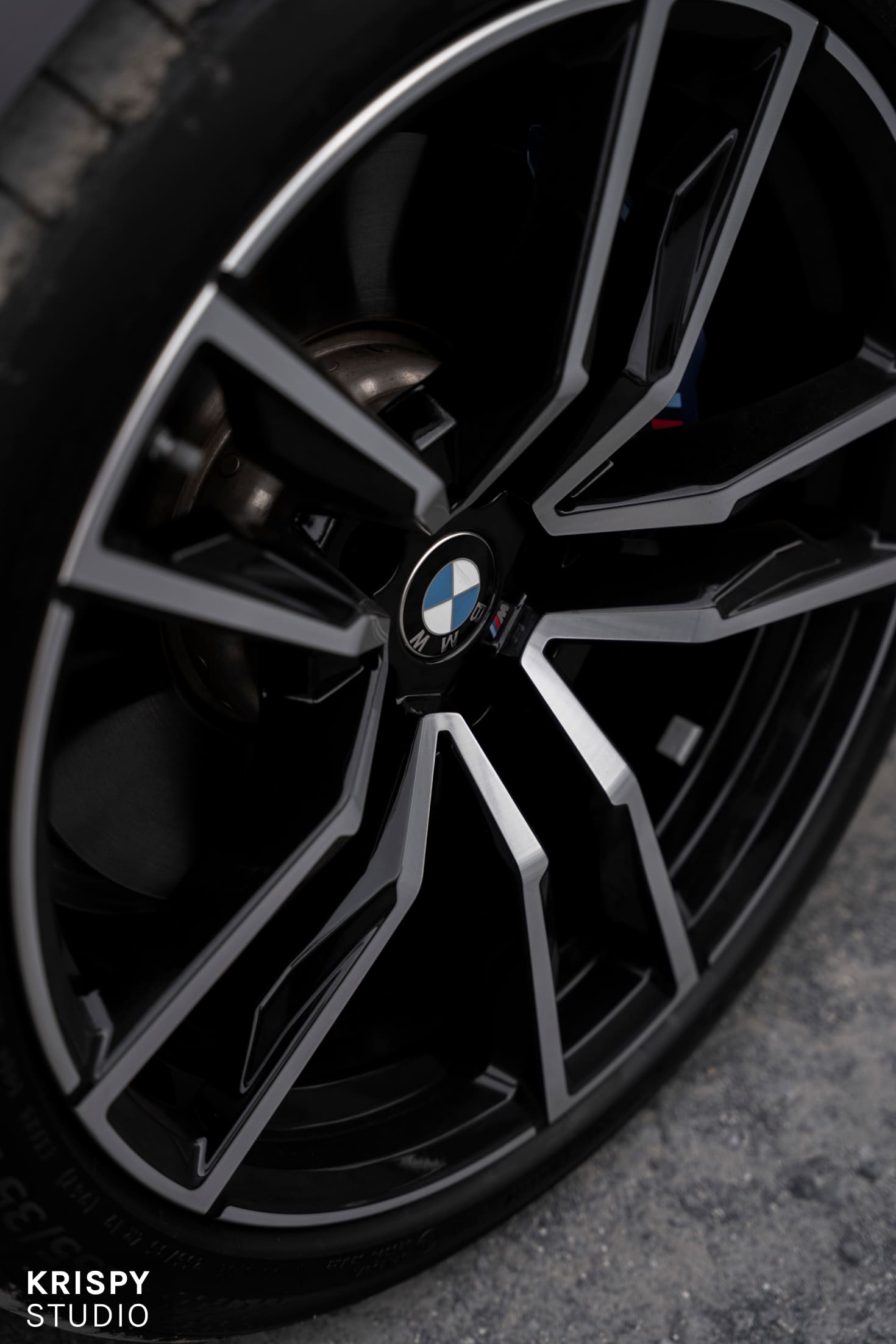 Сексуальная женщина в кабриолете с красным салоном, имиджевая съемка бренда одежды