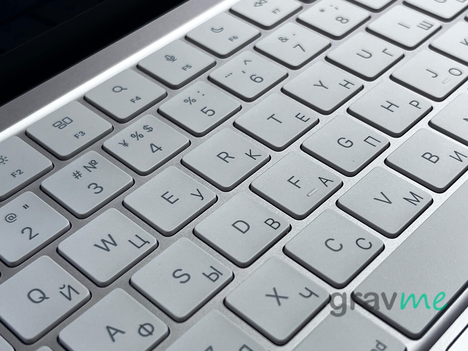 Гравировка русской раскладки на клавиатуре MacBook Neo