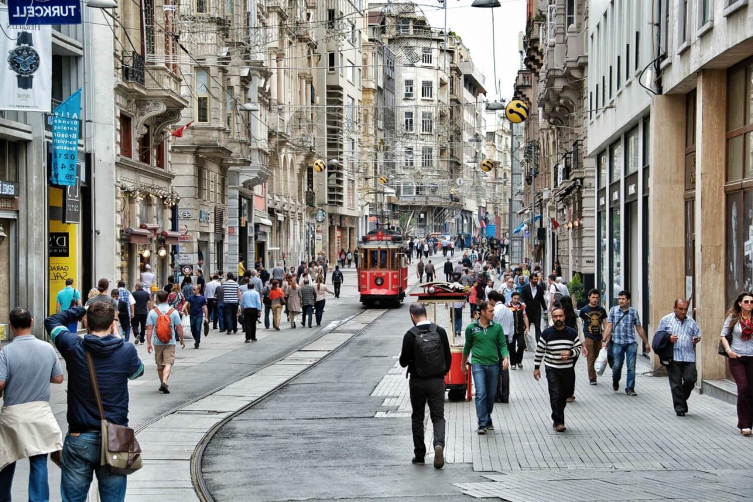 Истикляль. Проспект Истикляль в Стамбуле. Пешеходная улица Стамбула Истикляль. Площадь Таксим и улица Истикляль. Улица Истикляль и Таксим в Стамбуле.