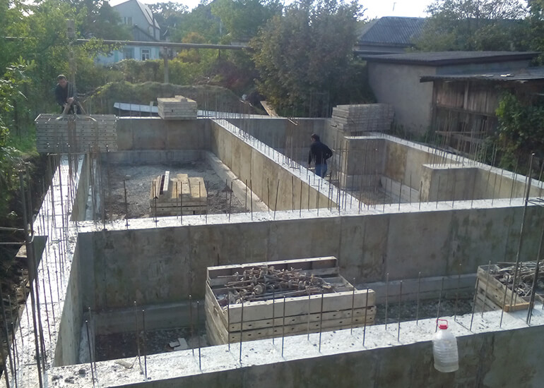 Стены фундамента дома в Новороссийске