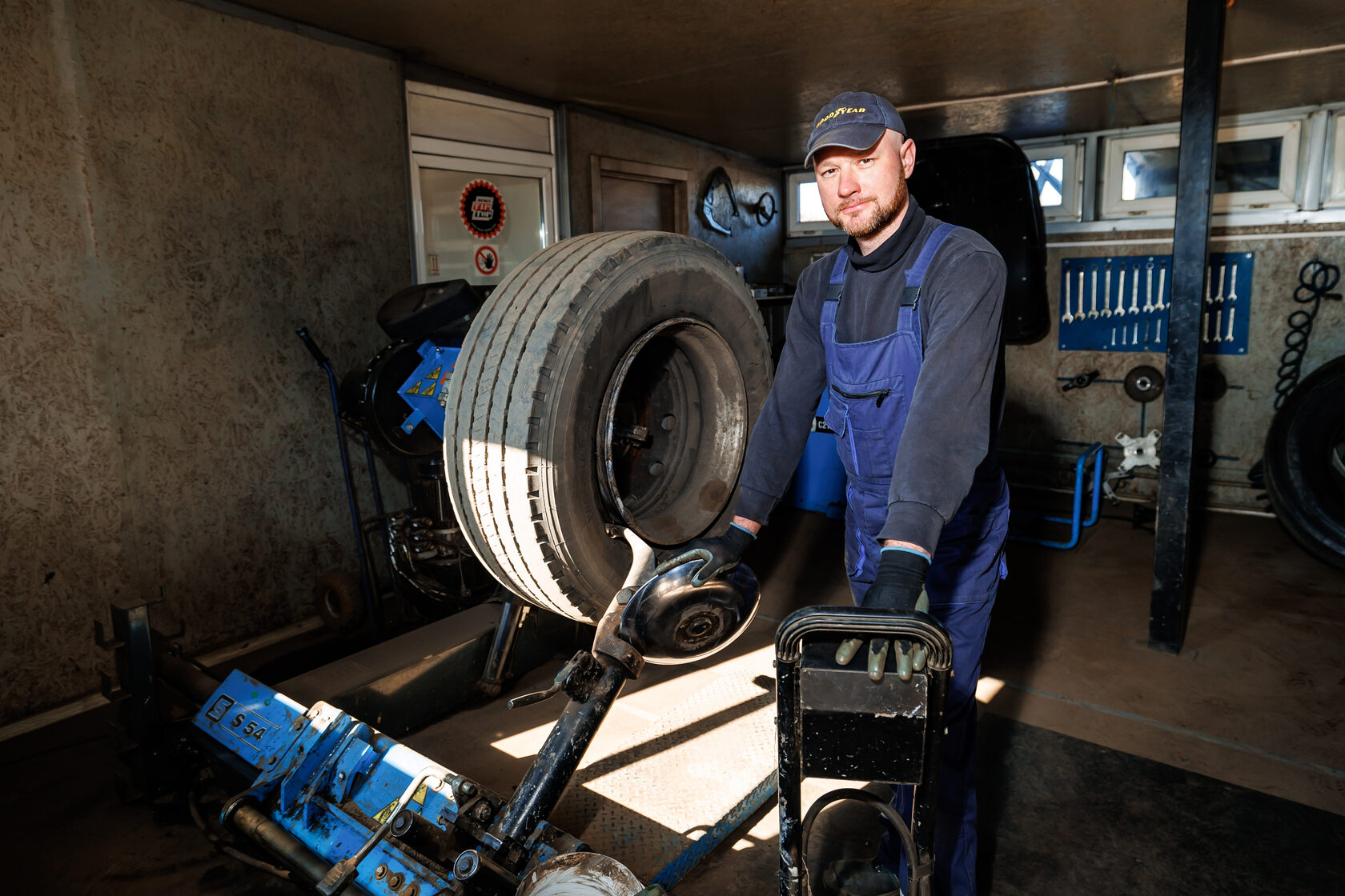 Професійне балансування вантажних шин